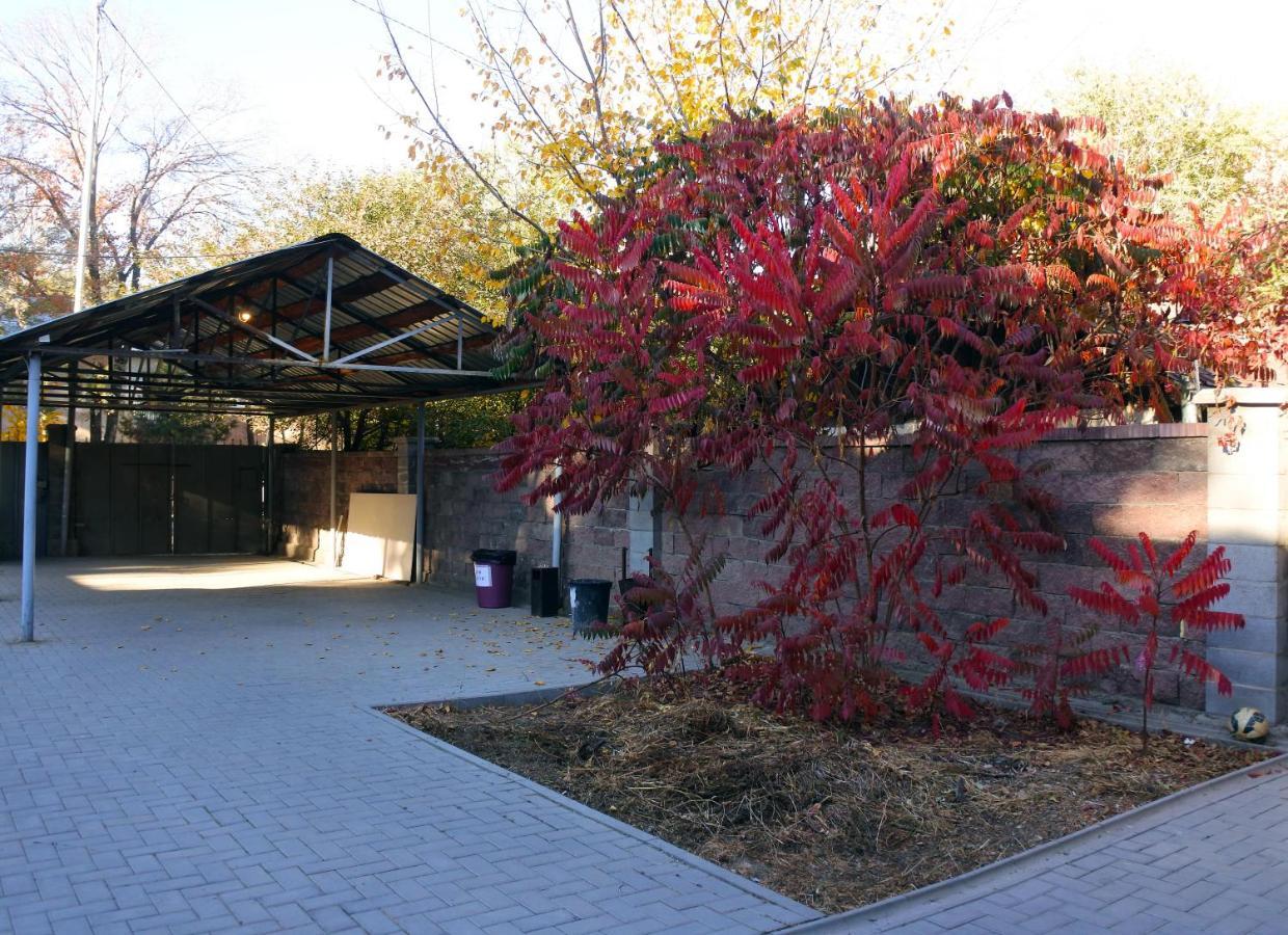 Хостел Almaty Backpackers Экстерьер фото